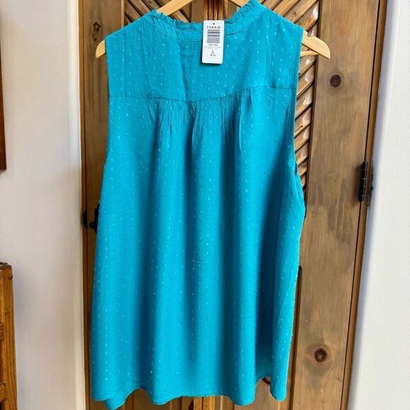 NWT (2X) Torrid Turquoise Swiss Dot Sleeveless Blouse - Ruffle Neck & Buttons - Picture 2 of 8